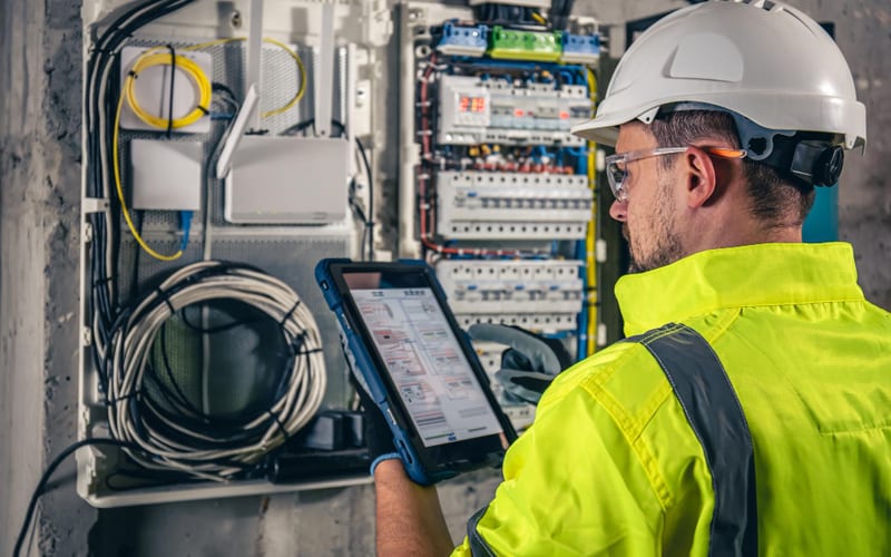 Average salary for electricians in Canada for 2023-2024