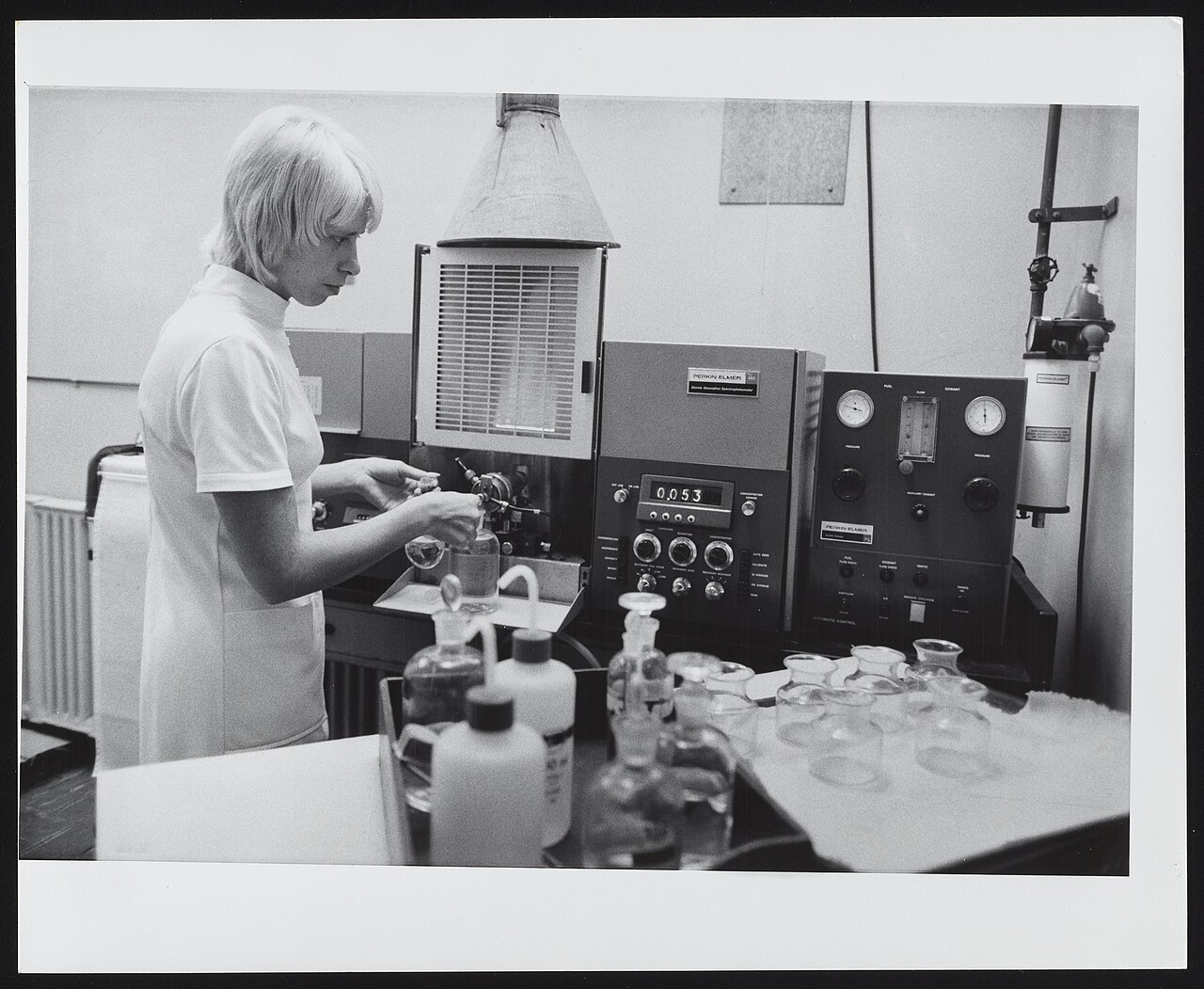 Perkin-Elmer atomic absorption spectrophotometer in use at industrial hygiene laboratory - DPLA - efdd66886154b0c94e9c4…
